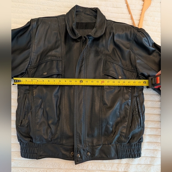 Men's Classic Black Leather Bomber Jacket - Picture 6 of 10